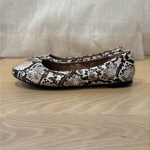 Amazon Essentials Black and White Flats